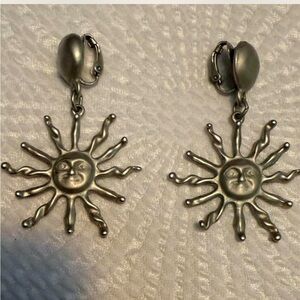Vintage metal/Silver tone western style Sun Star clip on earrings.